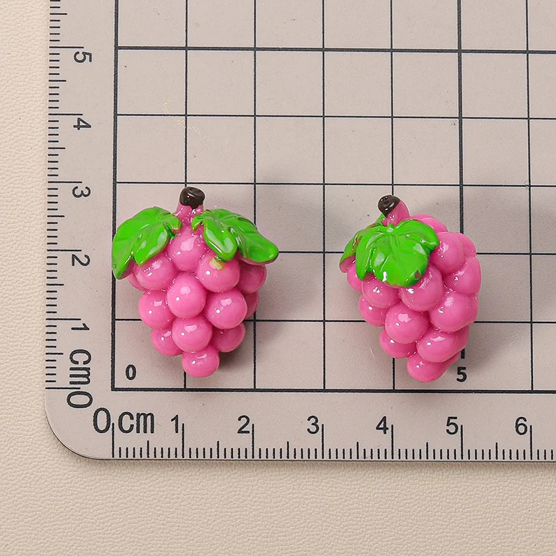 Miniature resin grape clusters for 1:12 dollhouse, vibrant pink with green leaves, perfect for dollhouse decor.